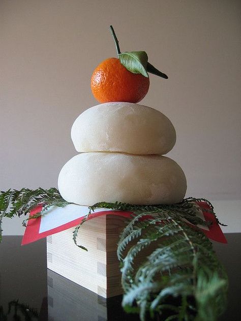 Japanese New Year Kagami-mochi (a sticky rice cake New Year decoration) Cake New Year, Kagami Mochi, Osechi Ryori, Asian New Year, Sticky Rice Cake, Winter In Japan, Materi Bahasa Jepang, Japanese New Year, Japanese Festival