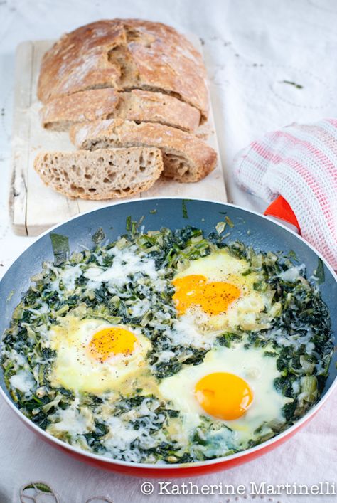 Green Shakshuka Spinach Shakshuka, Green Shakshuka, Breakfast Savory, Light Lunches, Mediterranean Foods, Vegetarian Mains, Egg Dishes, Yotam Ottolenghi, Recipe Books