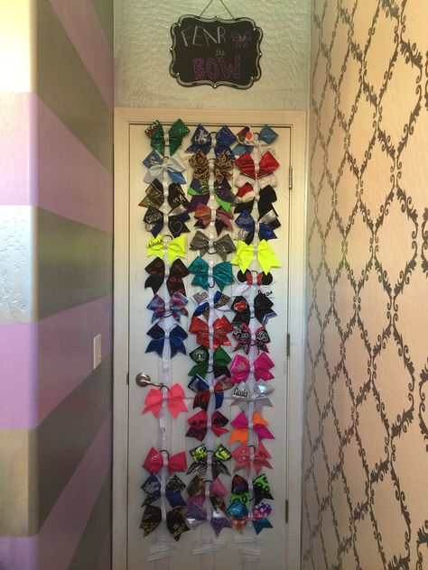 Cheer bow holder with ribbon & Velcro. Easy, functional, organized, and so cute!! Cheer Bow Storage Ideas, Cheer Room, Cheer Bow Holder, Diy Backpack Pattern, Cheer Hacks, Cheer Things, Cheerleading Bow, Bow Storage, Bow Display