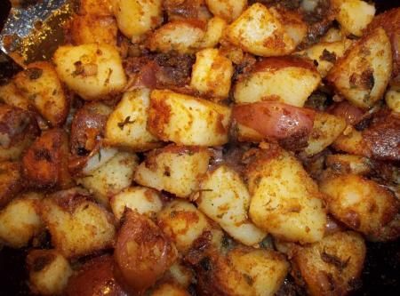 Tasty Red Potatoes -  My Way Recipe Good with grilled chicken or steak Red Potatoes In Crockpot, Cooking Red Potatoes, Crockpot Pork Tenderloin, Parmesan Roasted Potatoes, Oven Roasted Potatoes, Foodie Friday, Food Doodles, Crockpot Pork, Red Potatoes