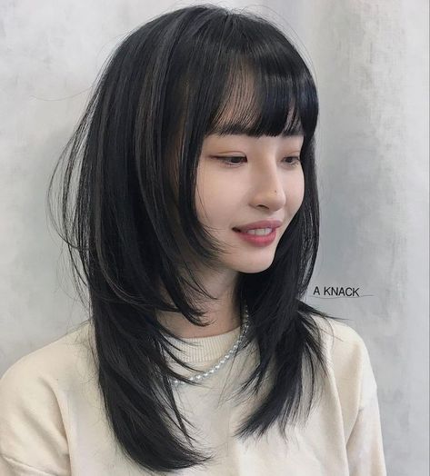 Layered Himecut, Himecut Short Hair, Layered Hair Asian, Layered Hime Haircut, Hime Haircut Short, Hush Cut With Bangs, Hime Cut Short Hair, Haircut Butterfly, Hime Haircut