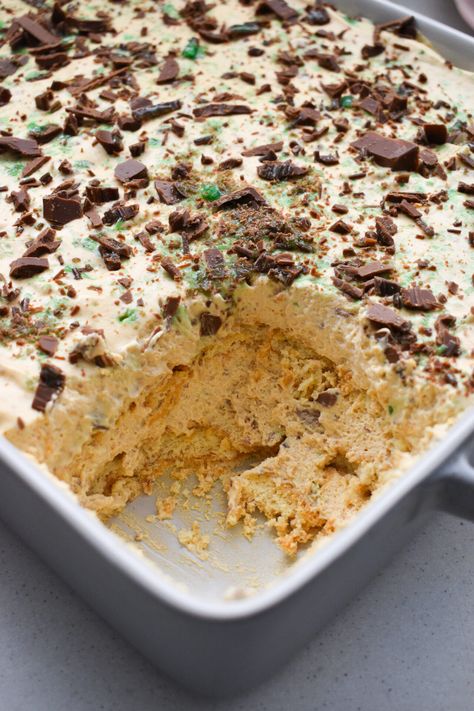 Peppermint Crisp Tart – The Big Tasty Bite Caramel Fridge Tart South Africa, Fridge Tarts South Africa, Curry Jamaican, Pies Chocolate, Peppermint Crisp Tart, Nice Biscuits, South African Desserts, Chocolate Tarts, Lemon Tarts