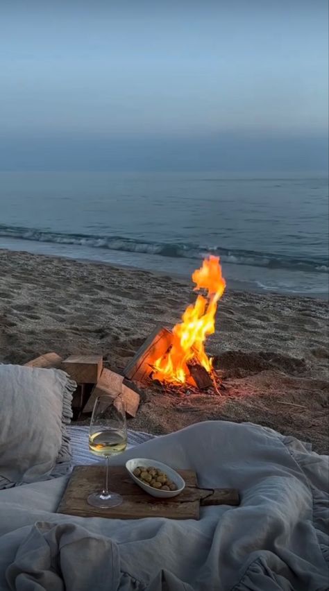 Bonfire Date Night Ideas, Beach Fire Pit, Night Picnic, Beach Fire, Beach Date, Giving Gifts, Beach Bonfire, Aesthetic Gift, Picnic Date