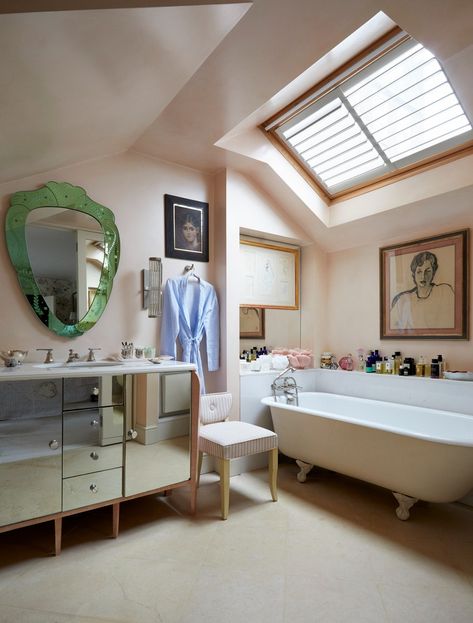 Nina Campbell Shares Her Decorating Tips - Air Mail Clawfoot Tub Ideas, Fancy Apartment, Clawfoot Tubs, Pretty Bathrooms, Tub Ideas, Nina Campbell, Clawfoot Tub, Stylish Bathroom, Apartment Inspiration