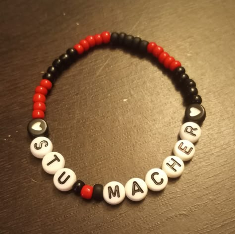 STU MACHER | Scream | Ghostface Beaded Bracelet Ghostface Inspired Outfit, Scream Bracelet Ideas, Scream Bracelet, Beaded Scream Bracelet, Ghostface Bracelet, Scream Jewelry, Horror Movie Bracelets, Ghostface Jewelry, Horror Movie Beaded Bracelet