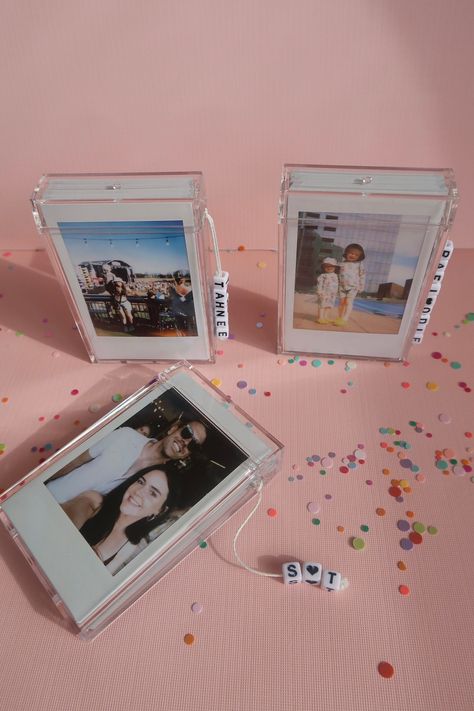 Polaroid Graphic Design Inspiration, Photo Keepsake Ideas, Polaroid Storage, Photo Diy Gifts, Polaroid Gift Ideas, Instax Photos Ideas, Polaroid Gift, Portrait Gift Ideas, Creative Polaroid