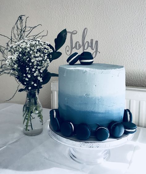 Blue ombré christening cake with blue macarons White And Blue Ombre Cake, Blue Ombre Cake Ideas, Dusty Blue Birthday Cake, Navy Blue Ombre Cake, Blue Cake Designs For Men, Ombré Blue Cake, Blue Frosted Cake, Blue Cake With Macarons, Blue And White Ombre Cake