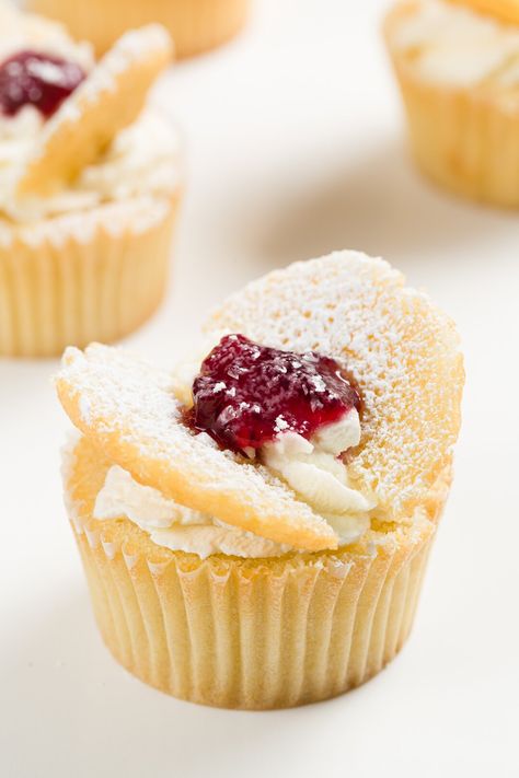 Cakes Butterfly, Cake Flour Recipe, New Year's Cupcakes, Cupcake Project, Fairy Cupcakes, Sweet Whipped Cream, Easy Butterfly, Mini Bundt Cakes, Fairy Cakes