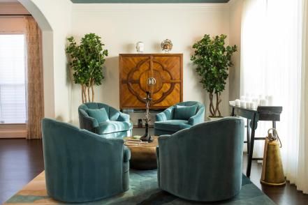 The+ceiling+in+this+comfy+lounge+space+serves+as+an+accent+wall,+which+is+painted+in+a+deep+teal+tone+that+complements+the+velvet+chairs. Teal Blue Color Palette, Vintage Loveseat, Mauve Walls, Sofas Vintage, Teal Living Rooms, Art Deco Living Room, Silver Floor Lamp, Blue Color Palette, Warm Decor