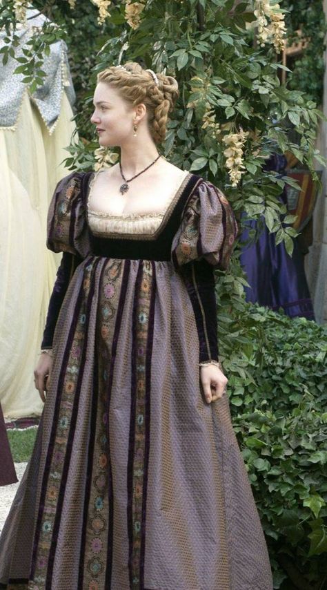 1500s Fashion, Holliday Grainger, The Borgias, Medieval Dress, Medieval Fashion, Fantasy Dress, Historical Costume, Historical Dresses, Fantasy Fashion