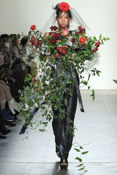 20 runway looks you probably won't be wearing in real life: Floral Fashion Design, Flowers In Fashion, Flower Inspired Fashion, Kitschy Fashion, Garden Runway, Flower Fashion Design, Romance Fashion, Roses Fashion, Floral Dress Fashion