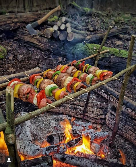 Bushcraft Food, Grilled Food, Food Fest, Camp Kitchen, Camp Cooking, Camping Food, Camping Survival, Cooking Kitchen, Outdoor Cooking