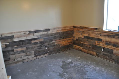 bottom half of the walls to the right when you walk in. Only halfway up like this can be horizontal like opposite wall?... or vertical, diagonal, or pattern? Then put a horizontal trim around the top. Bathroom bottom half too:) Pallet Half Wall, Half Pallet Wall, Wood Halfway Up Wall, Half Wood Wall Ideas, Wall Wood Paneling, Wooden Wall Design, Pallet Walls, Diy Trim, Basement Plans