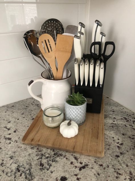 Kitchen Counter Styling Knife Block, Knives On Kitchen Counter, Corner Kitchen Counter Decor, Minimal Kitchen Counter Decor, Kitchen Knife Storage Ideas, Farmhouse Kitchen Utensils, Diy Kitchen Hacks, Kitchen Organization Hacks, Kitchen Decor Hacks