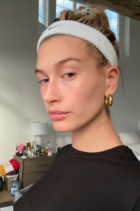 How to Do Hailey Baldwin Bieber’s Skincare Routine | The Skincare Edit Thinning Hair Supplements, Armani Fluid Sheer, Tom Ford Shades, Mode Ulzzang, Neutrogena Makeup, Glow Skin, Brooke Shields, Glowy Skin, Hailey Baldwin