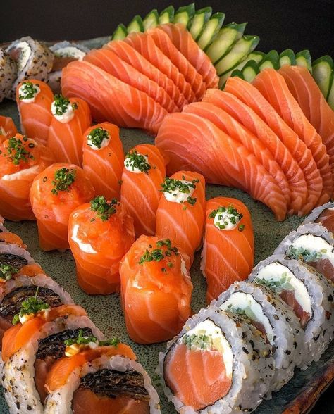 Sushi Photo, Sashimi Sushi, Food Babe, Sushi Recipes, Yummy Comfort Food, Food Obsession, Interesting Food Recipes, Finger Food, Pretty Food