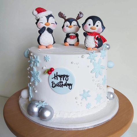 Penguin Cake Ideas, Winter Cakes Birthday, Penguin Fondant, Pingu Cake, Fondant Penguin, Christmas Birthday Cake, Penguin Birthday Party, Penguin Cake