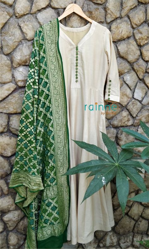 Bandhani Dupatta With Dress, Dresses With Bandhani Dupatta, Bandhani Dupatta Outfit Ideas, Bandhni Dupatta Dress, Bandhani Duppata Dress, Bandhini Kurta Designs, Bandhani Dupatta Outfit, Bandhani Dupatta Dress, Bandhani Dupatta Suits