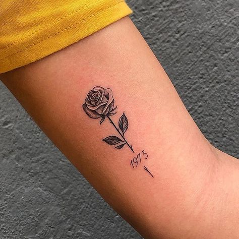 Belas Tattoos 💉 on Instagram: “#t #tattoo #tattoomodel #tattoofeminina #tatoo #tatoofeminina #tattoos #tatoos #top #toptattooartist #toptattoo #tattoo2me #inspiration…” Small Rose Tattoo, Men Tattoos, Cat Tattoos, Inspiration Tattoos, Sweet Tattoos, Tiny Tattoo, Family Tattoos, Tattoos For Daughters, Small Rose