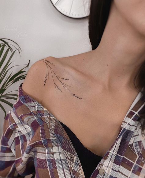 Upper Arm Geometric Tattoo, Collarbone Tattoo Minimalist, Small Tattoos On Shoulder, Middle Neck Tattoos Women, Shoulder Upper Arm Tattoo For Women, Shoulder Tattoo Minimalist, Fine Line Tattoo Shoulder, Delicate Shoulder Tattoo, White Line Tattoo