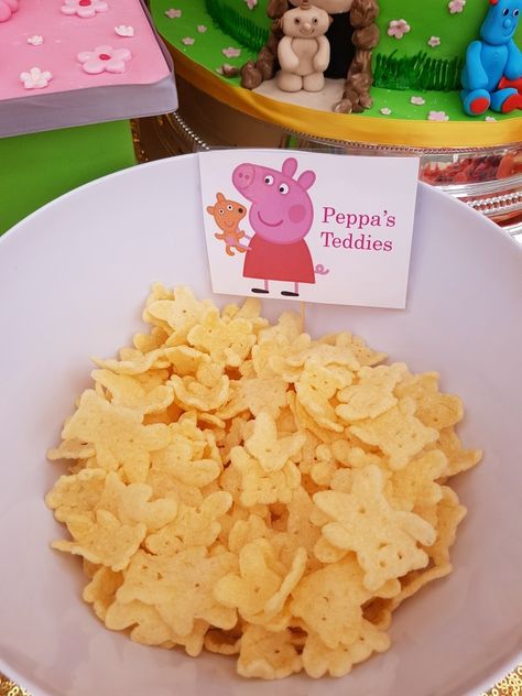 Peppa Pig Themed Food, Props Pig Birthday Party, Peppa Pig Birthday Food, Peppa Pig 3rd Birthday, Peppa Pig 2nd Birthday, Peppa Birthday, Peppa Pig Food Ideas, Peppa Pig Food, Peppa Party