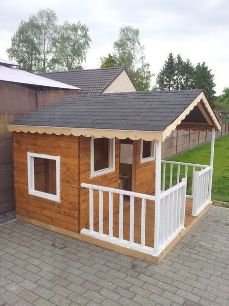 Pallet playhouse... cool playhouse with great detailed instructions Diy Playhouse Plans, Outside Playhouse, Wood Playhouse, Pallet Playhouse, Playhouse Plans, Diy Playhouse, Build A Playhouse, Pallet House, Pallet Crafts