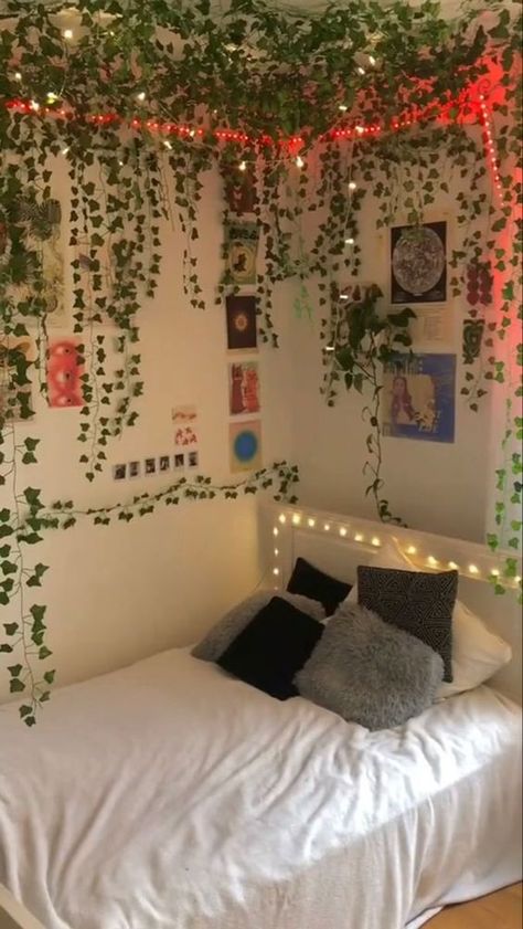 #elegent room decor Alt Room Decor, Fake Vines, Indie Room Decor, Pinterest Room Decor, Indie Room, Redecorate Bedroom, Makeover Bedroom, Future Room, Cozy Room Decor