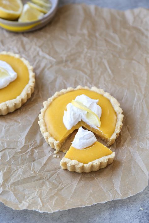 This healthy lemon tart recipe uses dairy-free lemon curd and a gluten-free almond crust. They taste like lemon bars - one of the best easy dessert recipes! Dairy Free Lemon Curd, Healthy Tart, Recipe With Almond Flour, Almond Flour Crust, Best Easy Dessert Recipes, Curd Tart, Lemon Curd Tart, Lemon Tarts, Almond Crust