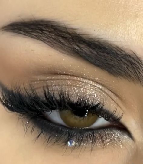 Sparkle Eyeliner Looks, Cat Eye Makeup With Glitter, Eye Looks For A Black Dress, Makeup Ideas For Winter Formal, Simple Makeup Looks For Prom Black Dress, Eye Makeup For Light Brown Eyes, Silver Cat Eye Makeup, Black Sparkly Eye Makeup, Dark Prom Aesthetic