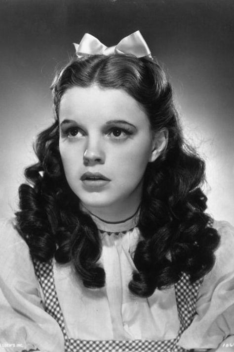 These "Wizard Of Oz" Photos Show A Very Different Dorothy Dorothy Wizard Of Oz, Wizard Of Oz 1939, Dorothy Gale, The Wonderful Wizard Of Oz, Hollywood Icons, Judy Garland, Actrices Hollywood, Iconic Women, Curly Girl