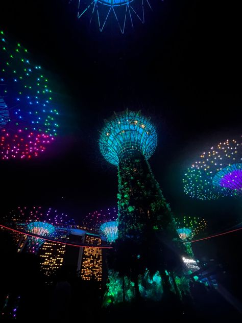 gardens by the bay, light show #singaporetravel #singapore #singaporeguide Aesthetic Gardens, Singapore Aesthetic, Singapore Guide, Singapore Travel, Gardens By The Bay, Light Show, Singapore