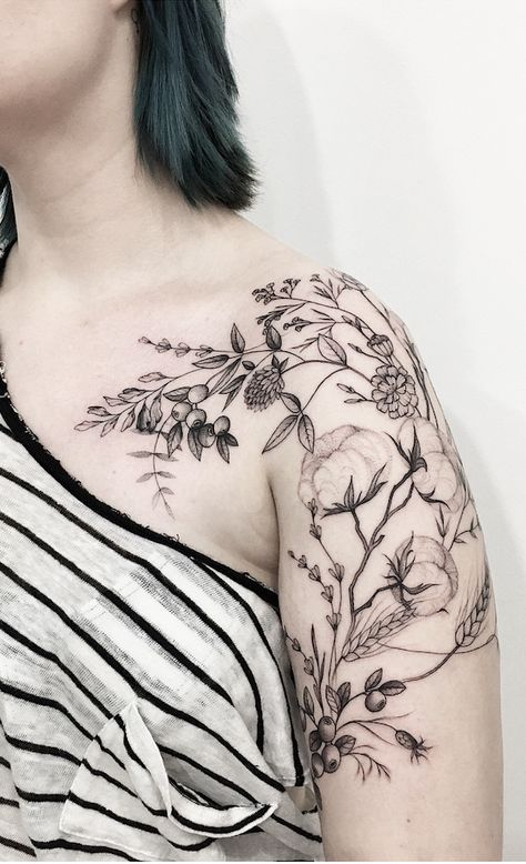 Thestral Tattoo, Women's Shoulder Tattoo, Bone Tattoos, Tattoos For Women Half Sleeve, Meaningful Tattoos For Women, Floral Tattoo Sleeve, Geniale Tattoos, Shoulder Tattoos For Women, Botanical Tattoo