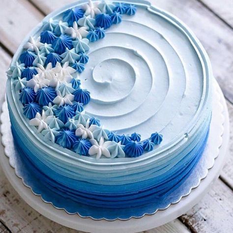 Male Buttercream Cake, Blue Frosting Cake, Simple Male Birthday Cake, Simple Beautiful Cakes, Blue Simple Cake, Blue Cake Decoration, Cake Design For Men, Buttercream Birthday Cake, Blue Birthday Cakes