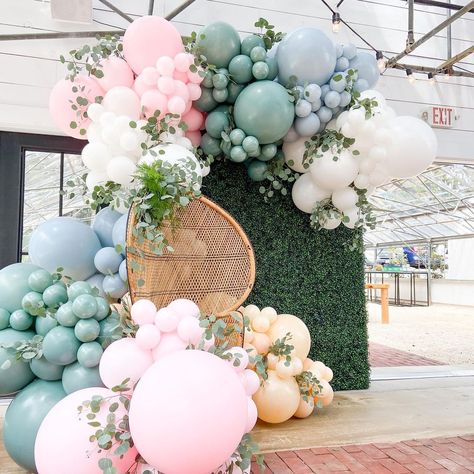 Garden Bridal Shower Balloon Arch, Pastel Baby Shower Ideas, Sage Backdrop, Balloon Styling, Hedge Wall, Theme Pastel, Balloon Colors, Party Balloons Diy, Flower Birthday Party