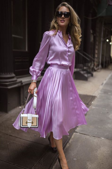 Mary Orton fashion blogger wears Co lilac silk button down pleated midi skirt matching set sunglasses prada bag bracelets earrings Satijnen Blouses, Satin Bluse, Satin Midi Skirt, Satin Blouses, Looks Vintage, Primavera Estate, Purple Dress, Manolo Blahnik, Satin Dresses