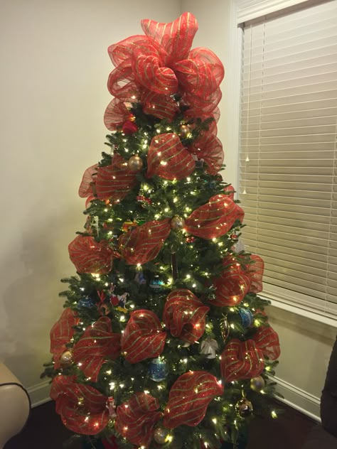 How To Decorate Christmas Tree With Mesh, Deco Mesh On Christmas Tree Ideas, Mesh Tree Decoration, Mesh Ribbon Christmas Tree Tutorial, Christmas Trees With Mesh Ribbon, Deco Mesh On Christmas Tree, Mesh On Christmas Tree Ideas, Christmas Tree With Deco Mesh, Christmas Tree With Mesh Ribbon