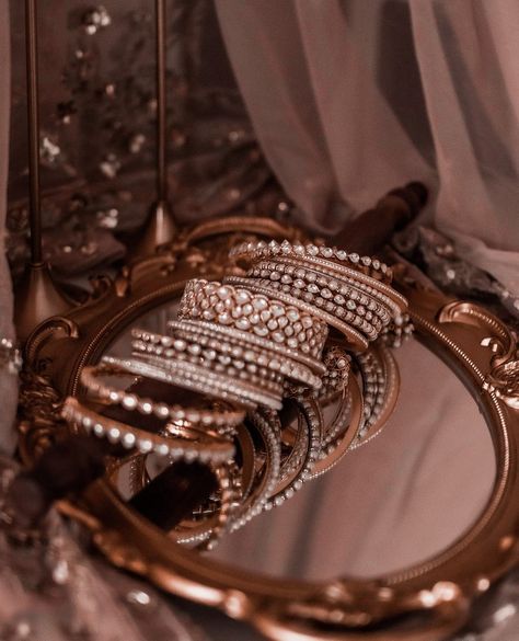 Jewellery Photography Inspiration, Things To Wear, Jewelry Product Shots, Wedding Photography Ideas, Creative Jewelry Photography, Royalty Aesthetic, Indian Bridal Jewelry Sets, Jewelry Photoshoot, Indian Jewellery Design