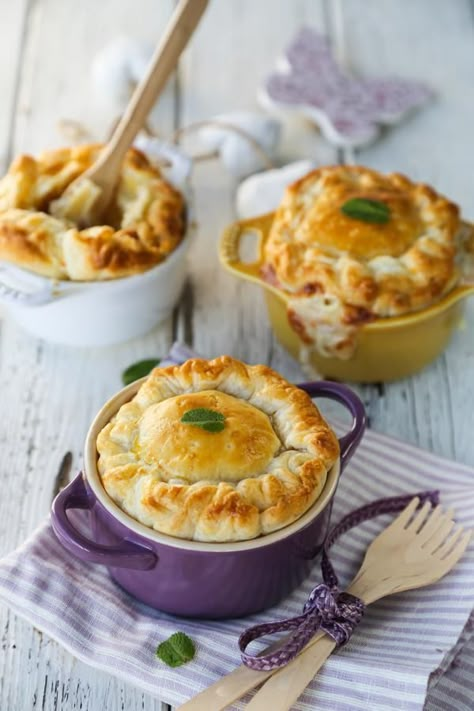 Savory pies with an Italian twist Mini Mac And Cheese, Mini Cocotte Recipes, Mini Cocotte Recipe, Mac And Cheese Pie, Cocotte Recipes, Cocotte Recipe, Pie Maker Recipes, Pancetta Recipes, Mini Pie Recipes