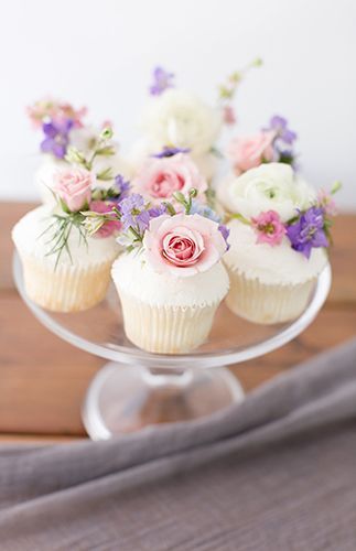 <3 Desserts Wedding, Birthday Gathering, Garden Cupcakes, Boho Garden Party, Mums Birthday, Banquet Ideas, Bridal Shower Cupcakes, Garden Bridal Showers, Cake House