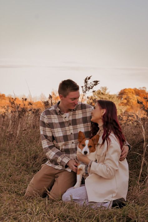 Dog Fall Photoshoot, Corgi Photoshoot, Christmas Photo Shoot, Fall Photoshoot, Christmas Photoshoot, Wedding Engagement Photos, Christmas Photo, Engagement Photo Ideas, Couple Pictures