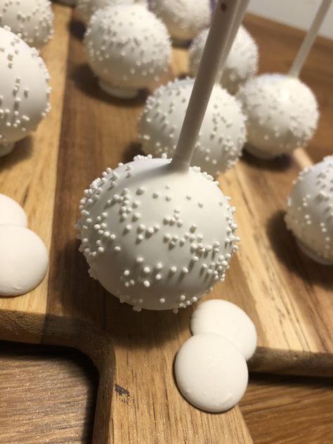 Fall Wedding Cake Pops, Cloud Cake Pops, Cake Pops Aesthetic, White Cakepops, White Cake Pops, Cake Pop Designs, Cake Ball, Bridal Shower Desserts, Halloween Cake Pops