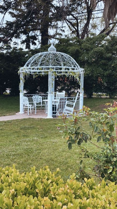 White metal gazebo for backyard garden Gazebo Tea Party, Cute Backyard Party, Cute Gazebo, Tea Time Alice In Wonderland, Secret Garden Aesthetic, Time Alice In Wonderland, Cute Backyard, Aesthetic Tea, Party Canopy