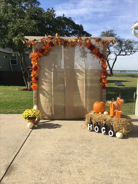 Simple Fall Backdrop, Homecoming Picture Props, Thanksgiving Back Drop Decorations, Homecoming Picture Backdrop, Fall Themed Homecoming, Thanks Giving Backdrop Ideas, Fall Homecoming Backdrop, Thanksgiving Picture Backdrop Ideas, Diy Thanksgiving Backdrop