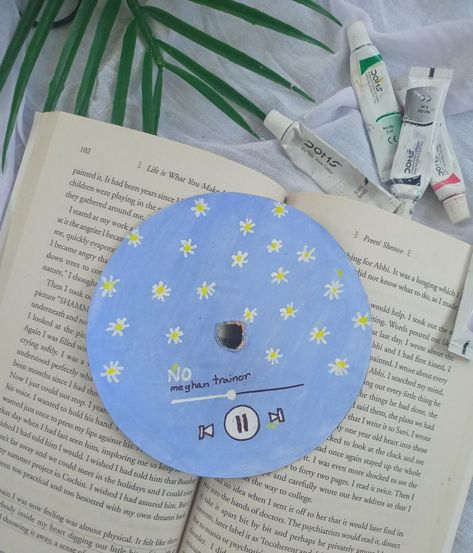 Music Cd Aesthetic, Painting On Cds Aesthetic, Cd Painting Aesthetic Vintage, Cd Art Aesthetic, Cd Art Aesthetic Wall, Aesthetic Cd Painting, Cd Drawing, Cd Painting Aesthetic, Cd Painting Ideas