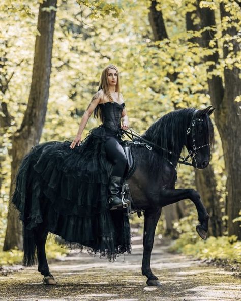 Ootd Vaquero, Horse Rider Outfit, Horse Photoshoot Ideas, Horse Photography Poses, Black Horses, Horse Aesthetic, Equestrian Fashion, Dark Academia Aesthetic, Senior Picture Ideas