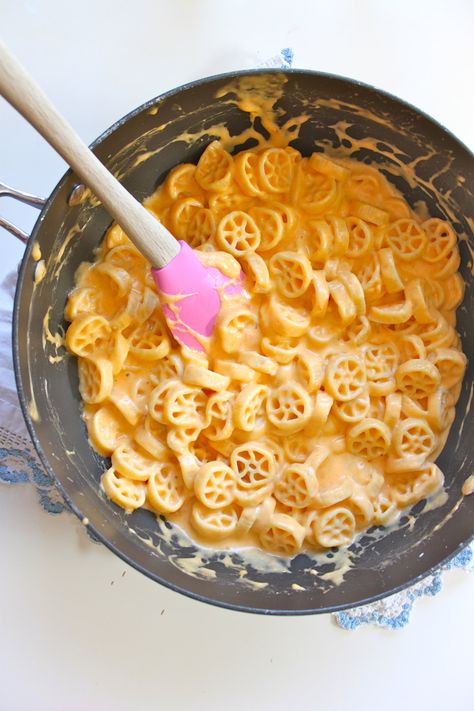 Wagon Wheel Mac And Cheese Recipe, Carrot Puree, Toddler Foods, Wagon Wheels, Mac Cheese, Toddler Snacks, Cheese Recipe, Healthy Meal Ideas, Macaroni Cheese