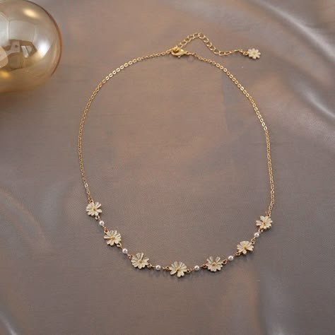 Small Necklace Silver, Gold Jewellery Simple, Wreath Necklace, Daisy Choker, Aesthetic Jewellery, Butterfly Necklace Gold, Modern Gold Jewelry, Daisy Charm, Jewelry Set Design