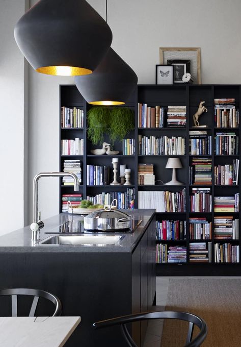 Kitchen library - Trendir Open Kitchen Shelves, Home Libraries, Home Library, Design Case, Home Fashion, Interior Design Inspiration, A Kitchen, Design Interior, Kitchen Inspirations