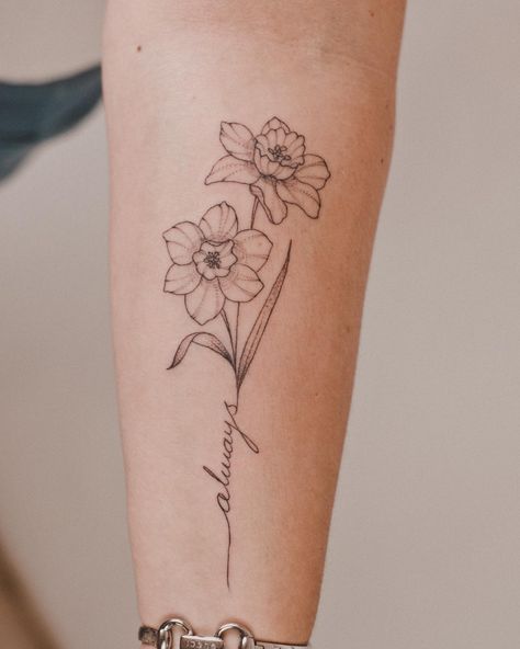 Daffodil Tattoo Ideas, Daffodil Flower Tattoos, Name Flower Tattoo, Violet Flower Tattoos, Flower Tattoo On Ribs, Carnation Tattoo, Daffodil Tattoo, Flower Tattoo Ideas, Daisy Tattoo