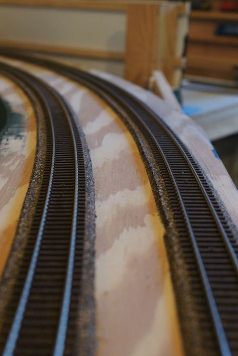 Model Trains Ho Scale, N Scale Train Layout, Ho Train Layouts, Garden Trains, Model Train Table, Train Projects, Ho Scale Train Layout, Model Training, N Scale Model Trains